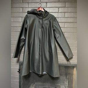 Stutterheim Moseback rain jacket black, size L.